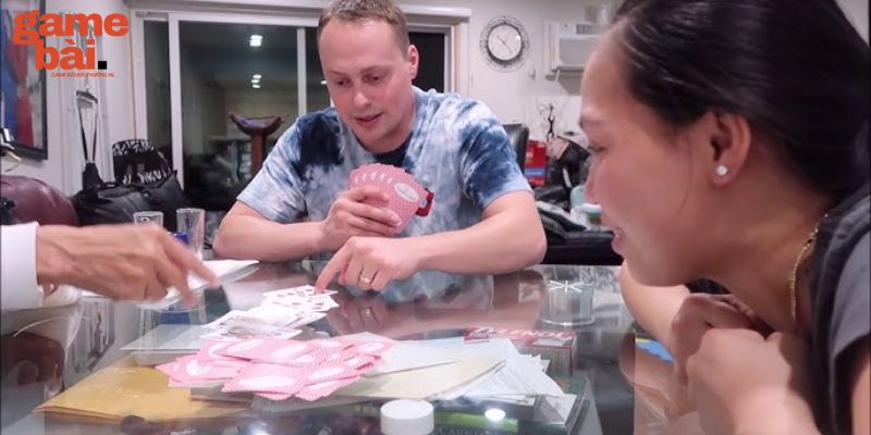 tips-choi-tien-len-3-1 Một tips chơi Tiến lên nhỏ nhưng cực kỳ hiệu quả mà các cao thủ tiến lên thường áp dụng là liếc bài đối thủ